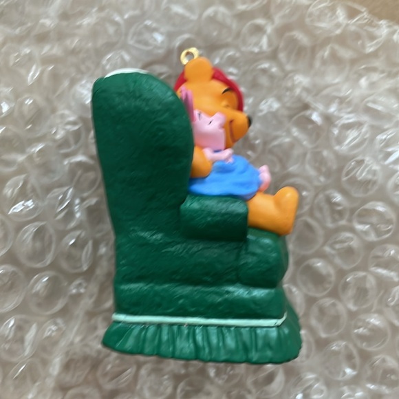 Hallmark “Waitin’ on Santa” Winnie the Pooh Keepsake ornament ©️Disney 1997 - Picture 11 of 15